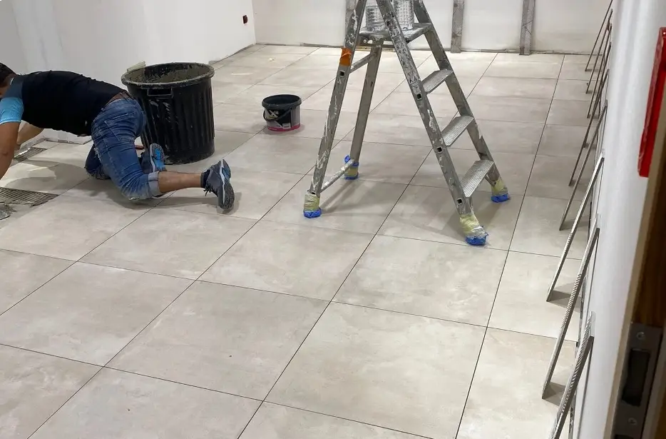 Travail de revêtement de murs par la société ISOCOR HABITAT.